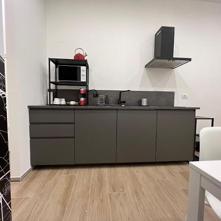 Citywise Vittorio - Independent Apartment Near Bari Central Station Buitenkant foto