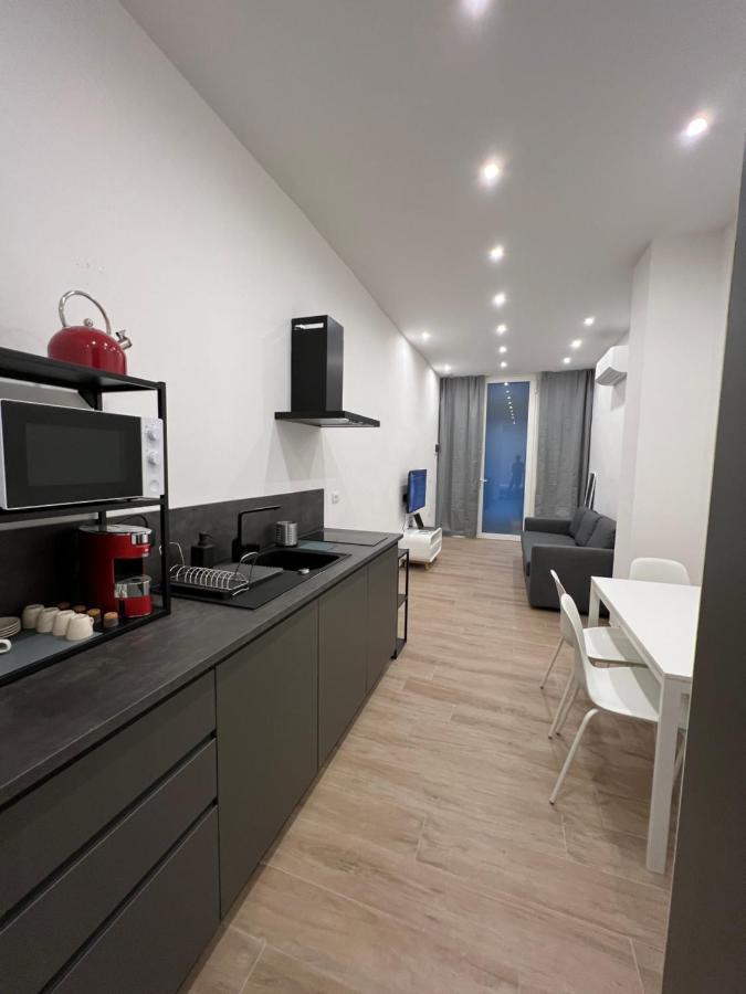 Citywise Vittorio - Independent Apartment Near Bari Central Station Buitenkant foto