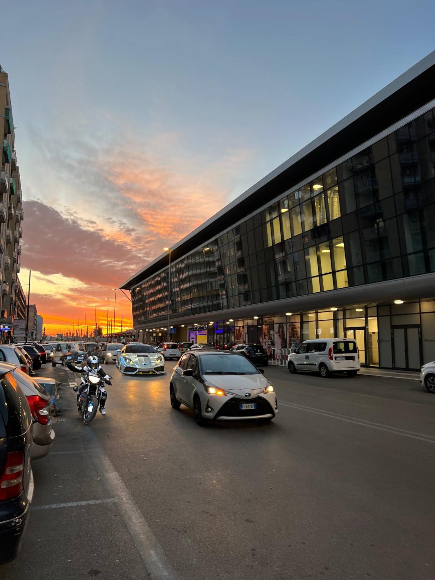 Citywise Vittorio - Independent Apartment Near Bari Central Station Buitenkant foto